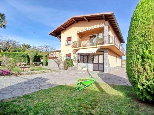 Case e ville in vendita di 260 m² in Via Grazia Deledda