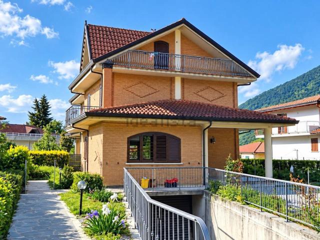 Case e ville in vendita di 260 m² in Via Grimaldi