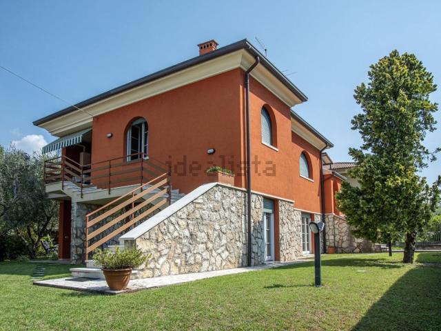 Case e ville in vendita di 260 m² in Via Don C. Gnocchi, 113