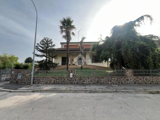 Case e ville in vendita di 260 m² in Via Don Giovanni Bosco, 40