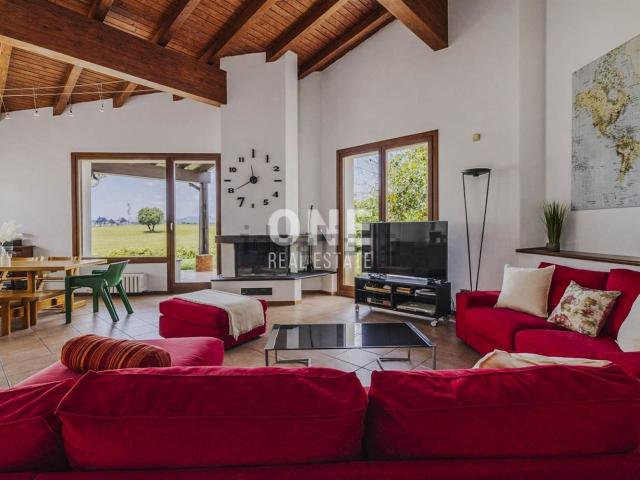 Case e ville in vendita di 260 m² in Via Dossena, 40