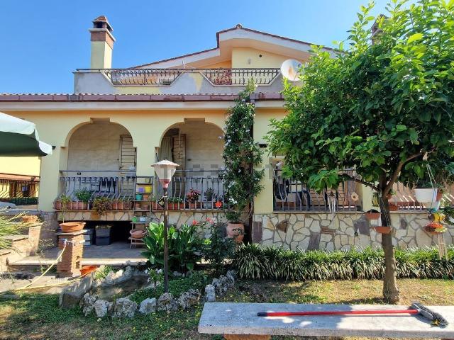 Case e ville in vendita di 260 m² in Via dei Canneti di Castelluccia, 14