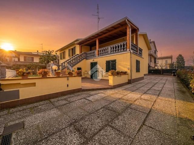 Case e ville in vendita di 260 m² in Via del Donatore di Sangue, 15