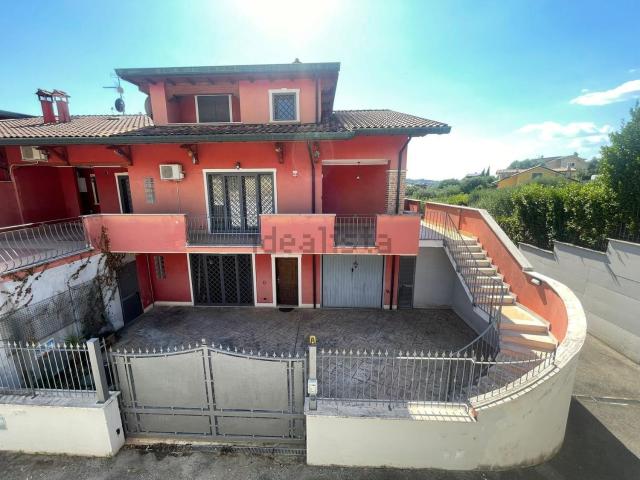 Case e ville in vendita di 260 m² in Via del Quarticciolo
