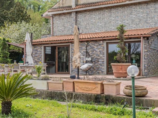 Case e ville in vendita di 260 m² in Via delle Robinie, 6