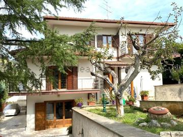 Case e ville in vendita di 260 m² in Via delle Rose