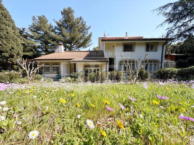 Case e ville in vendita di 260 m² in Via di Montenero