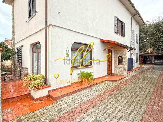 Case e ville in vendita di 260 m² in Via di Serragrande