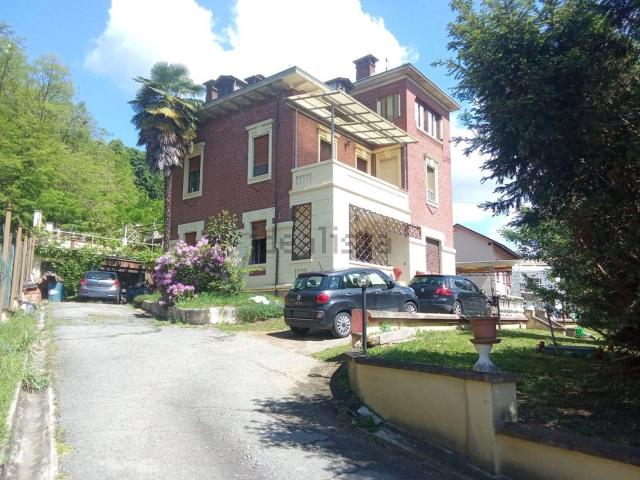 Case e ville in vendita di 260 m² in Via F. Turati