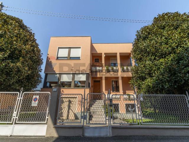 Case e ville in vendita di 260 m² in Via Fratelli Cairoli, 8