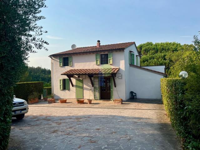 Case e ville in vendita di 260 m² in Via Fungiaia, 10