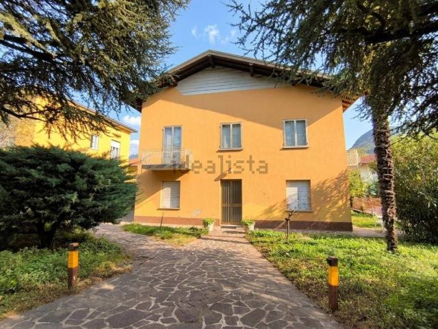 Case e ville in vendita di 260 m² in Via IV Novembre, 2