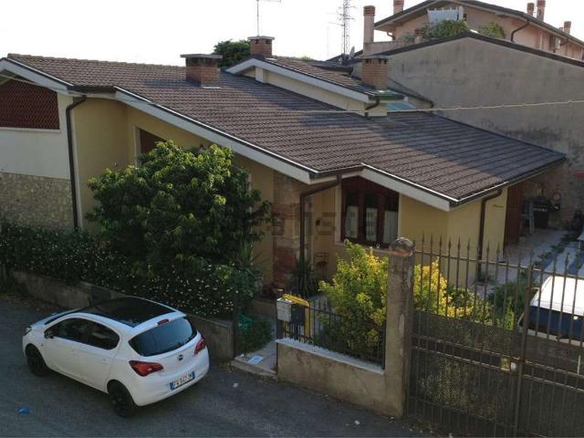 Case e ville in vendita di 260 m² in Via IV Novembre