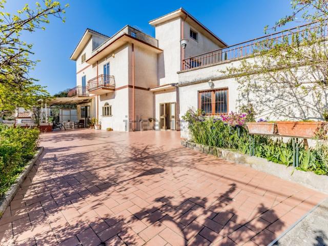 Case e ville in vendita di 260 m² in Via Lago Santo, 6