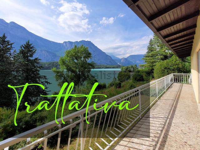 Villetta bifamiliare in vendita di 260 m² in Via Lungo Lago