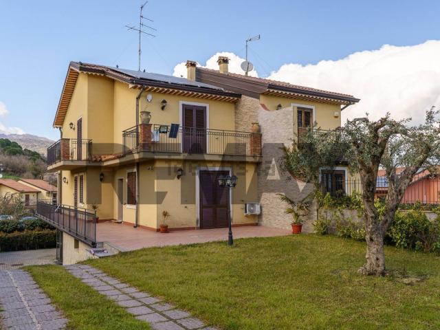 Case e ville in vendita di 260 m² in Via M.G.Cutuli, 1