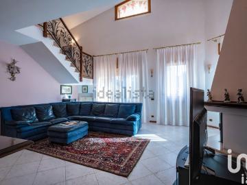 Case e ville in vendita di 260 m² in Via Modena, 12