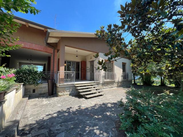 Case e ville in vendita di 260 m² in Via Molinetto, 17