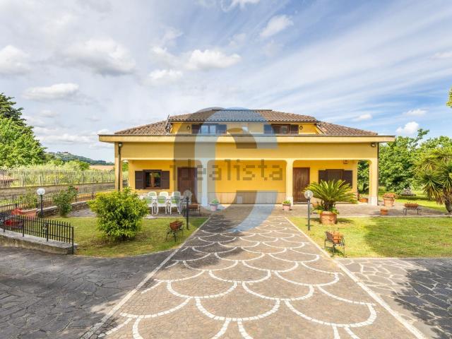 Case e ville in vendita di 260 m² in Via Montecompatri Colonna