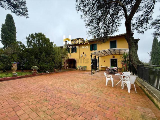 Case e ville in vendita di 260 m² in Via Montelupo, 81