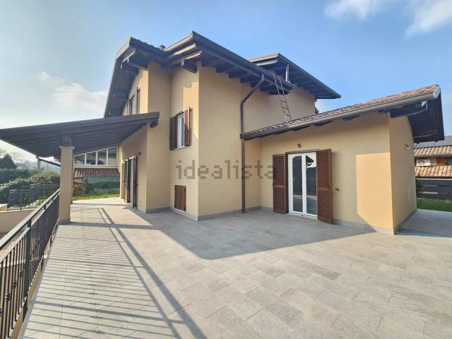 Case e ville in vendita di 260 m² in Via Monviso, 41