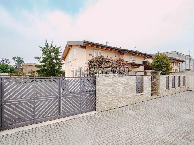 Case e ville in vendita di 260 m² in Via Magnanina, 36