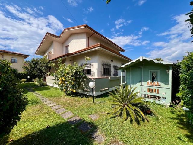 Case e ville in vendita di 260 m² in Via Mura dei Frati, 9
