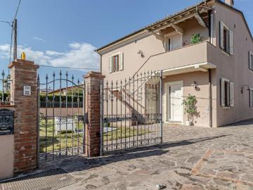 Case e ville in vendita di 260 m² in Via N.Bixio