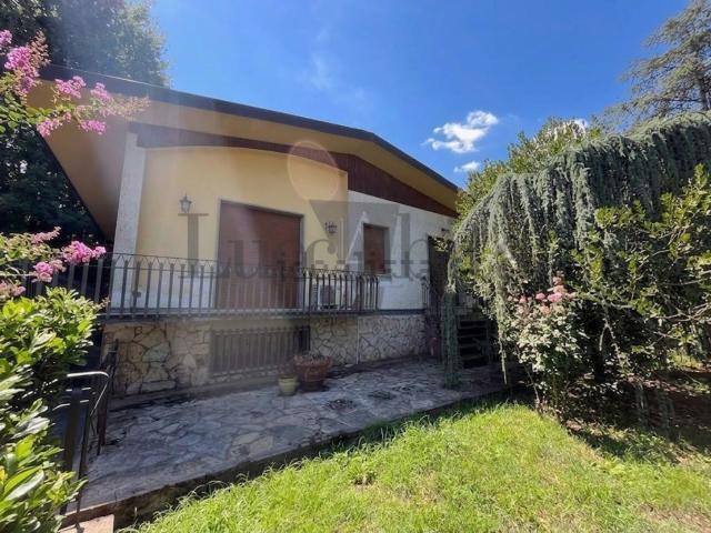 Case e ville in vendita di 260 m² in Via Sottomonte, 211