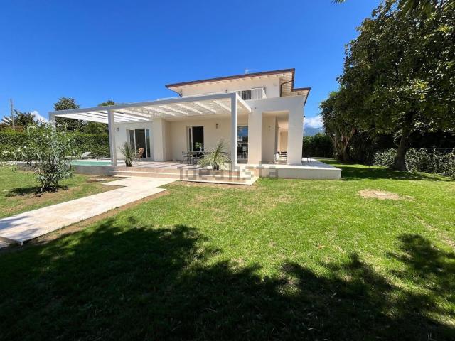 Case e ville in vendita di 260 m² in Via Palmiro Togliatti