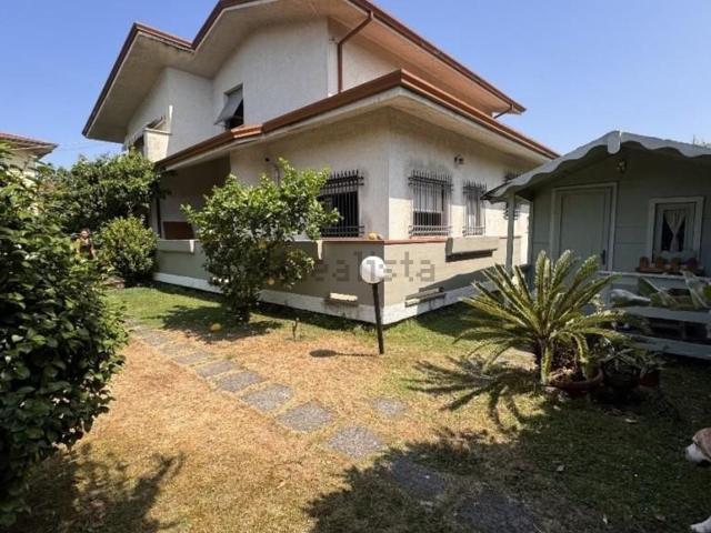 Case e ville in vendita di 260 m² in Via Pisa, 88