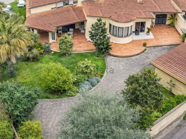 Case e ville in vendita di 260 m² in Via Prato Lauro