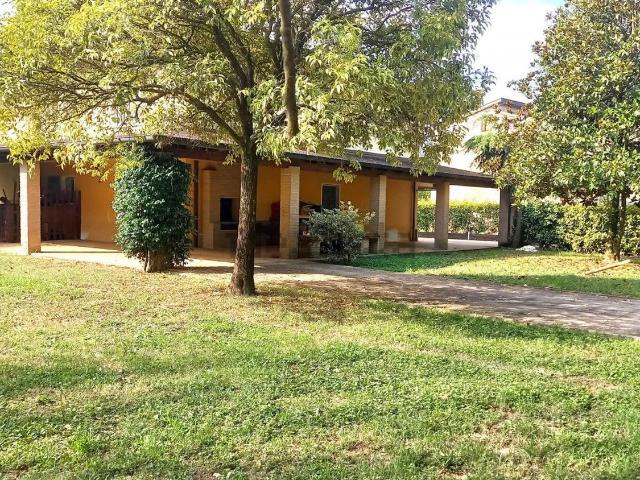 Case e ville in vendita di 260 m² in Via Roveri, 10