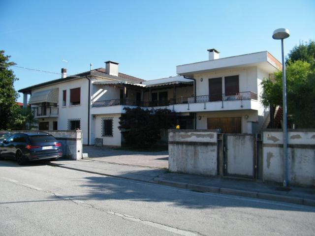 Case e ville in vendita di 260 m² in Via Roma Camisano