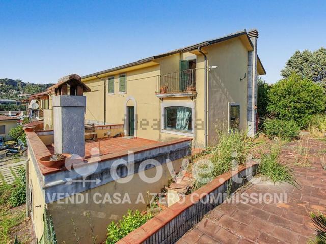Case e ville in vendita di 260 m² in Via Vincenzo Padula, 6