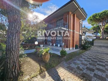 Case e ville in vendita di 260 m² in Viale Antonio Gramsci