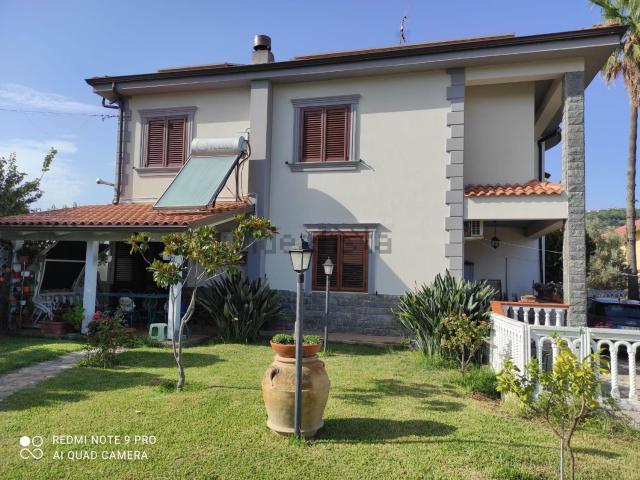 Case e ville in vendita di 260 m² in Corso Telesio