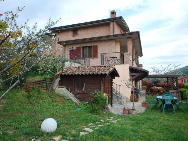 Case e ville in vendita di 260 m² in Località Canneto