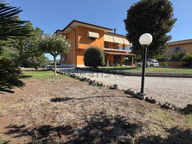 Case e ville in vendita di 260 m² in Strada Colle del Tufo, 826