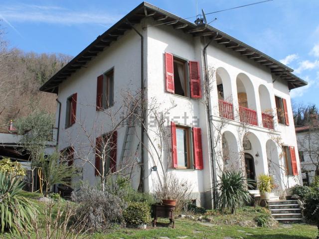 Case e ville in vendita di 260 m² in Strada Comunale Pontremoli Arzeglio, 52