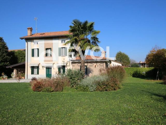 Case e ville in vendita di 261 m² in Via Caterina Percoto, 5