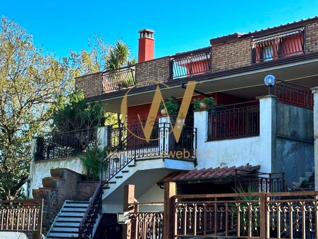 Case e ville in vendita di 261 m² in Via Monticello del pozzo, 13