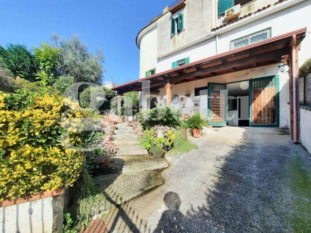 Case e ville in vendita di 261 m² in Via Madonna del Pantano, 131