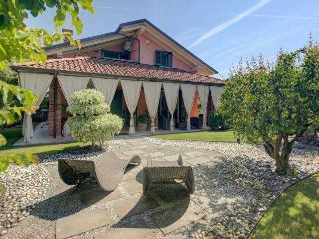 Case e ville in vendita di 343 m² in Via Giuseppe Mazzini, 2