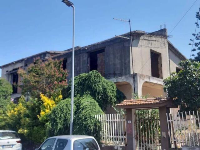 Case e ville in vendita di 262 m² in Via Francesco Tripodi