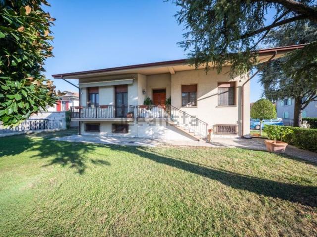 Case e ville in vendita di 262 m² in Via L. Romita, 15