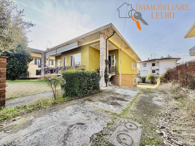 Case e ville in vendita di 263 m² in Via Biante Remagni