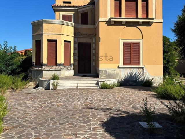 Case e ville in vendita di 263 m² in Via dei Laghi, 73