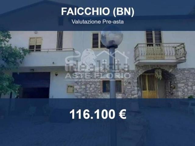 Case e ville in vendita di 263 m² in Via Perroni