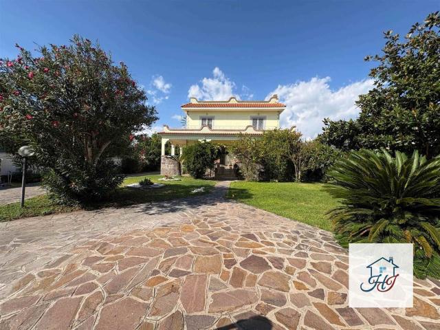 Case e ville in vendita di 263 m² in Via Ticino, 77